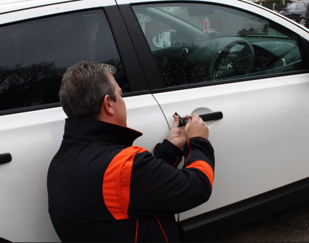 Срочное открытие дверей автомобиля в Лесосибирске