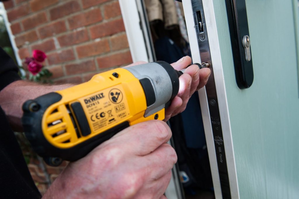 Установка замка в деревянную дверь с выездом в Лесосибирске